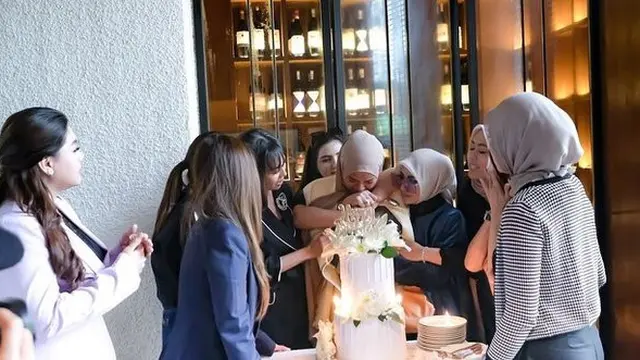 Dapat Kejutan dari Sahabat, Ini 7 Momen Ulang Tahun Olla Ramlan Ke-42