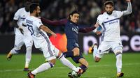 Striker PSG, Edinson Cavani, berusaha melewati hadangan pemain Anderlecht pada laga Liga Champions di Stadion Parc des Princes, Paris, Selasa (31/10/2017). PSG menang 5-0 atas Anderlecht. (AFP/Christophe Simon)