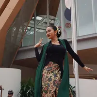 Ariel Tatum belum lama ini membawakan tarian Jaipongan dalam Paviliun Indonesia, World Expo 2025 di Osaka, Jepang. [@arieltatum].