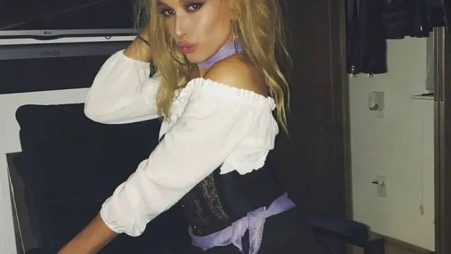 Gaya Totalitas Hailey Bieber Cosplay saat Halloween. [@haileybieber]