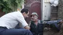 Presiden Suriah Bashar al-Assad Assad mendatangi langsung tentara Suriah yang berada di garda terdepan bersama di Desa Marj al-Sultan, timur Ghouta, Damaskus, untuk melawan aksi terorisme, Suriah, Minggu (26/6).(REUTERS/Sana)