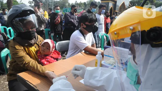 FOTO: Antrean Wisatawan Ikuti Rapid Test di Kawasan Puncak