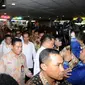 Presiden RI Joko Widodo (tengah baju putih) berjalan bersama Presiden Republik Filipina ‎Rodrigo Roa Duterte di Pasar Blok B Tanah Abang Jakarta, Jumat (9/9). Jokowi mengajak Duterte blusukan di Pasar Tanah Abang. (Liputan6.com/Helmi Fithriansyah)