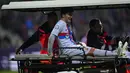 Gelandang Barcelona, Pablo Torre meninggalkan lapangan dengan cedera setelah ia mencetak gol keempat timnya selama pertandingan grup C Liga Champions di Doosan Arena di Plzen, Republik Ceko, Rabu (2/11/2022). Kemenangan atas Plzen tak mengubah apa-apa. Tim asal Catalan menjadi penghuni peringkat ketiga Grup C Liga Champions dengan tujuh poin. (AP Photo/Petr David Josek)