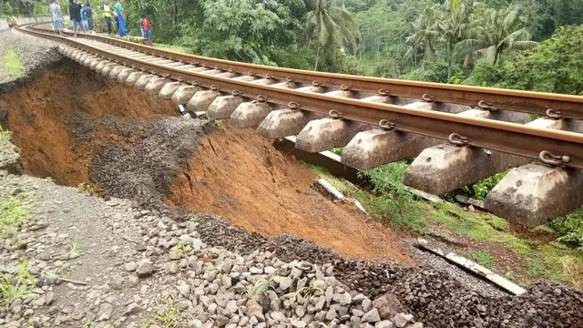 Longsor di jalur kereta Bogor - Sukabumi (Liputan6.com/Achmad Sudarno)