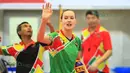 Alaina Bergsma, memberikan masukan kepada rekan-rekannya saat berlatih bersama tim putri Gresik Petrokimia di Gor Ken Arok, Malang, Sabtu (20/2/2016). (Bola.com / Nicklas Hanoatubun)
