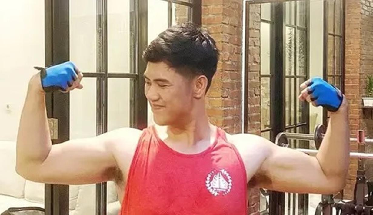 Ricky Cuaca kariernya meroket karena bintangi Tobi di GGS. Karakter Tobi berbadan gemuk dan pipi chubby. Kini karakter seperti itu sudah sirna dari Ricky Cuaca. Ya, diet ketat Ricu berhasil mengubahnya jadi langsing bahkan lengannya berotot. (Liputan6.com/IG/rickycuaca)