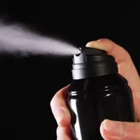 Terlalu banyak memakai deodoran, pria ini tewas di kamarnya.