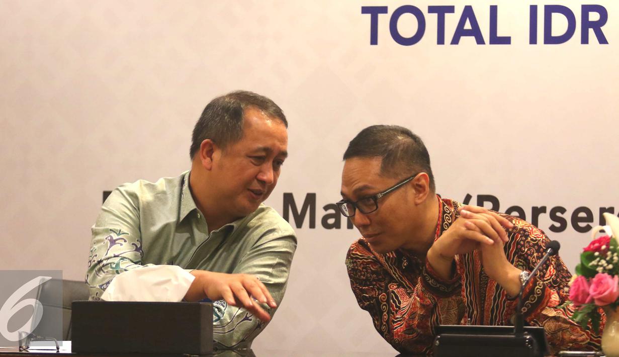 Direktur Corporate Banking Bank Mandiri, Royke Tumilaar (kiri) dan Dirut Semen Indonesia, Rizkan Chandra saat konferensi pers terkait pemberian fasilitas kredit untuk PT Semen Gresik dari Bank Mandiri, Jakarta, Jumat (10/6). (Liputan6.com/Angga Yuniar) 