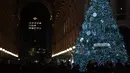 Orang-orang melewati pohon Natal raksasa di Galleria Vittorio Emanuele II di Milan, Italia, pada 7 Desember 2020. Italia mencatat 13.720 infeksi baru Covid-19 pada Senin (7/12) dan merupakan penambahan harian terendah sejak 20 Oktober lalu, yang mencapai 10.874 infeksi baru. (Xinhua/Daniele Mascolo)
