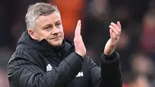 Pelatih Manchester United, Ole Gunnar Solskjaer, menyapa suporter usai dikalahkan Bournemouth pada laga Premier League di Stadion Vitality, Bournemouth, Sabtu (2/10). Bournemouth menang 1-0 atas MU. (AFP/Glyn Kirk)