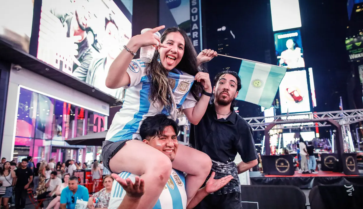 Para pendukung tim Albiceleste berkumpul di Times Square, New York City usai pertandingan semifinal Copa America 2024 antara Argentina dan Kanada pada 9 Juli 2024. (Kena Betancur/AFP)