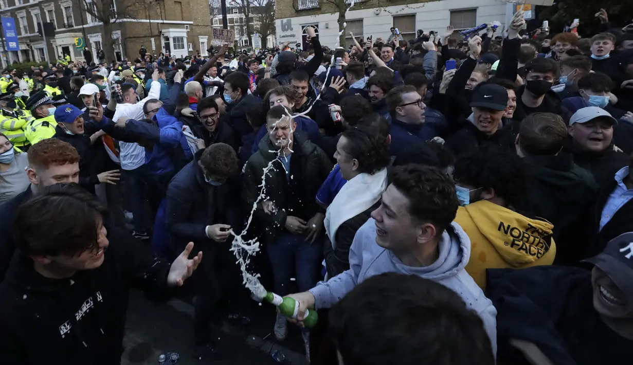 Fans Chelsea merayakan setelah mendengar berita tidak resmi bahwa rencana Liga Super Eropa telah dibatalkan selama aksi protes menentang keputusan Chelsea ikut serta dalam pembentukan Liga Super Eropa di luar Stadion Stamford Bridge, London, Inggris, Selasa (20/4/2021). (AP Photo/Matt Dunham)