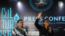 Manager Biro Pemasaran PT Adhi Commuter Properti Djoko Santoso (kanan) saat memberi keterangan pers pada acara Topping Off Tower Accordeon LRT City Jaticempaka Gateway Park di Bekasi, Sabtu (17/11). (Liputan6.com)