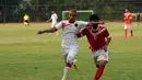 Pemain belakang Timnas Indonesia U23, Manahati Lestusen (kiri), berusaha menahan laju pemain tim Pra PON DKI Jakarta saat berlatih tanding di lapangan SPH Karawaci, Tangerang, (9/9/2014). (Liputan6.com/Helmi Fithriansyah)