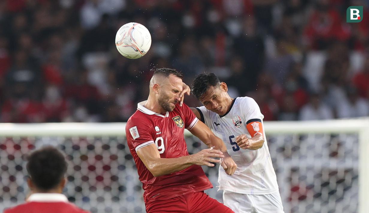 Salah satu duel di pertandingan Timnas Indonesia versus Kamboja di ajang Piala AFF 2022 hari Jumat (23/12/2022). Tampak Ilija Spasojevic terlibat duel udara. (Bagaskara Lazuardi/Bola.com)