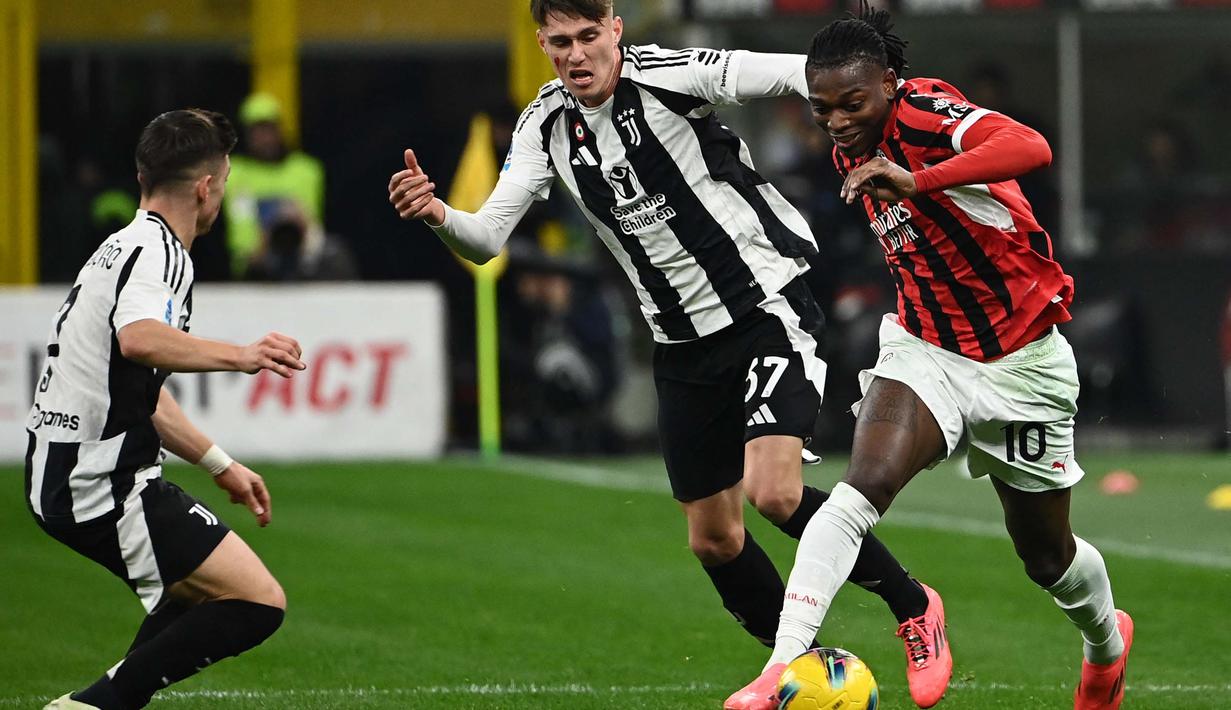 Penyerang AC Milan, Rafael Leao (kanan) berebut bola dengan pemain bertahan Juventus, Nicolo Savona (tengah) saat pertandingan sepak bola Serie A Italia 2024/2025 di stadion San Siro di Milan, pada Sabtu 23 November 2024 waktu setempat atau Minggu 24 November 2024 dini hari Waktu Indonesia Barat. (Isabella BONOTTO/AFP)