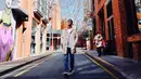 Meski mengenakan pakaian kasual, Joe Taslim tetap memukau. Lihat saja pada foto ini, ia mengenakan kaus polos putih yang dipadukan dengan coat dan celana jeans serta sneakers. (Liputan6.com/IG/@joe_taslim)