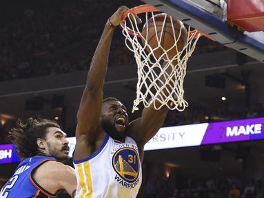 Pemain Warriors, Festus Ezeli #31 melakukan slam dunks melewati hadangan pemain OKC Thunder, Steven Adams #12 pada Final Wilayah Barat NBA Playoffs di Oracle Arena, Kamis (19/5/2016) WIB.  (Kyle Terada-USA TODAY Sports)