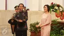 Presiden Jokowi dan penyanyi Raisa bernyanyi bersama saat merayakan Hari Musik Nasional 2017 di Istana Negara, Jakarta, Kamis (9/3). Acara ini dihadiri oleh para penyanyi-penyanyi ternama Indonesia. (Liputan6.com/Angga Yuinar)