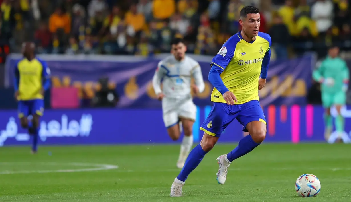 Pemain Al Nassr, Cristiano Ronaldo (kanan) mengontrol bola pada pertandingan pekan ke-17 Liga Arab Saudi 2022/2023 melawan Al Taawoun yang berlangsung di Mrsool Park, Jumat (17/2/2023) WIB. (Twitter/Al Nassr FC)