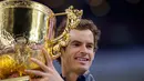 Senyum kemenangan Petenis Inggris Raya, Andy Murray sebagai juara turnamen China Open, di Beijing, Minggu (9/10). Murray kini terpaut 1.555 poin dari Djokovic dalam perburuan akhir tahun untuk menjadi petenis nomor satu dunia. (NICOLAS ASFOURI/AFP)