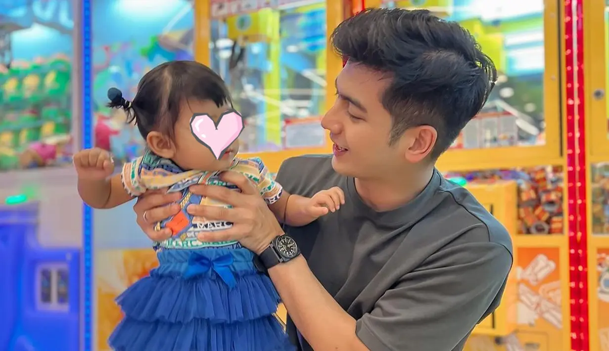 Hangatnya kebersamaan Teuku Ryan dan Moana membuat netizen berharap jika Teuku Ryan dan Ria Ricis tidak jadi bercerai. Belum genap 3 tahun menikah, namun dikabarkan akan bercerai membuat tak sedikit netizen terkejut. Selama kabar pisah terdengar sepanjang 2023, Teuku Ryan sering luangkan waktu bareng Moana dan unggah foto bareng buah hati tercinta itu di Instagram. (Liputan6.com/IG/@teukuryantr)