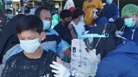 Humanity First bersama Pemerintah Desa Tenjowaringin, kodim 0612 Tasikmalaya dan Dinas Kesehatan Kabupaten Tasikmalaya, Jawa Barat mengadakan kegiatan vaksinasi masal bagi warga desa. (Liputan6.com/Jayadi Supriadin)