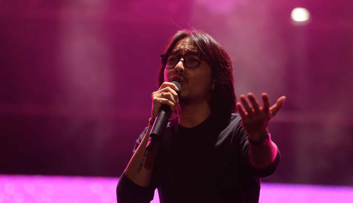 Tidak butuh waktu lama bagi Fiersa untuk membakar semangat penggemarnya di KLBB 2026. Fiersa melanjutkan aksinya dengan lagu Juara Kedua yang sudah sangat akrab di telinga para pendengar musik tanah air. Tampak dalam foto, penyanyi sekaligus penulis asal Bandung, Fiersa Besari saat tampil pada hari pertama gelaran KapanLagi Buka Bareng (KLBB) Festival 2026 di Stadion Madya, Kompleks Gelora Bung Karno, Senayan, Jakarta, Sabtu 28 Februari 2026. (Dok/Kapanlagi Youniverse)