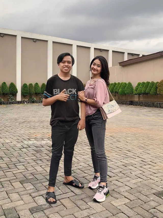 6 Editan Foto Pria Bareng TikTokers Hits Tanah Air Ini Kocak Banget