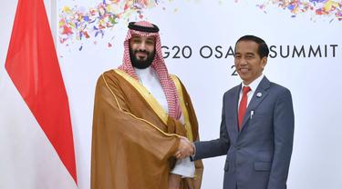 Presiden Jokowi  menggelar pertemuan bilateral dengan Putra Mahkota Kerajaan Arab Saudi Pangeran Mohammad bin Salman di sela-sela KTT G20 Osaka, Sabtu (29/6/2019).  (Foto: Biro Pers Setpres)