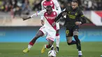 Penyerang Paris Saint-Germain (PSG) Neymar berebut bola  dengan penyerang AS Monaco Camara dalam laga Ligue 1 2022/2023 pekan ke-23 di Stade Louis II, Sabtu (11/2/2023) malam WIB. Tanpa Mbappe dan Messi, PSG bertekuk lutut di hadapan tuan rumah Monaco. (AP Photo/Daniel Cole)