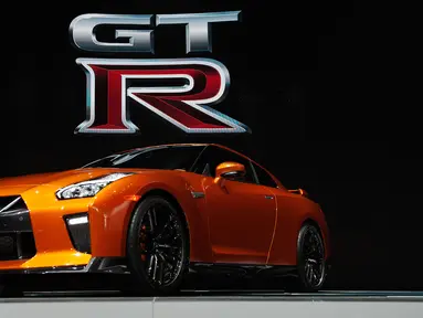 Nissan GT-R 2017  resmi diperkenalkan di New York International Auto Show 2016 di Manhattan, New York, Rabu (23/3). Mobil ini merupakan model terakhir dari Nissan GT-R R35. (Bryan Thomas/GETTY IMAGESNORTH AMERICA/AFP)