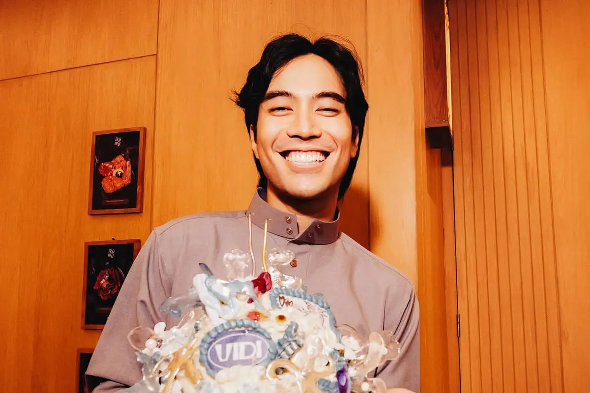 7 Momen Ultah Vidi Aldiano yang Paling Religi, Luwes Pakai Gamis