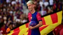 Gelandang serang asal Spanyol, Dani Olmo baru saja dilepas RB Leipzig ke Barcelona dengan nilai transfer 55 juta euro atau kini setara Rp947,4 miliar pada bursa transfer pemain musim 2024/2025. Pemain yang telah membela RB Leipzig sejak tengah musim 2019/2020 tersebut dikontrak Barcelona selama 6 tahun hingga akhir musim 2029/2030. (AFP/Manaure Quintero)