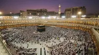 Jemaah haji mengelilingi Ka'bah setelah shalat subuh di Masjidil Haram di Mekkah, Arab Saudi. (Shutterstock/ahmad.faizal)