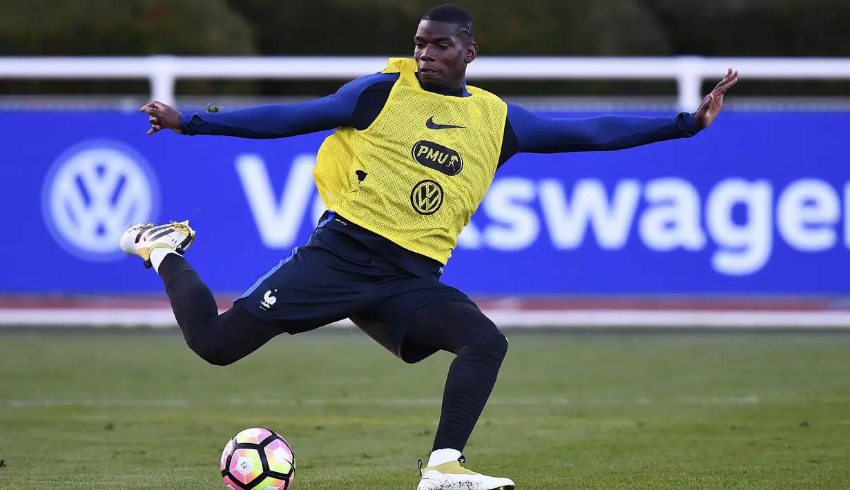Aksi Paul Pogba saat berlatih jelang melawan Bulgaria pada kualifikasi Piala Dunia 2018 di di Clairefontaine-en-Yvelines dekat Paris, (4/10/2016). (AFP/Franck Fife)