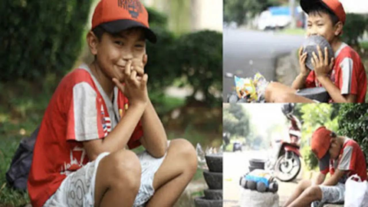 Bocah ini Menjual Cobek untuk Hidupi 3 Saudaranya