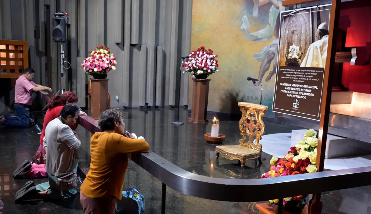 Umat berdoa dalam sebuah misa untuk kesehatan Paus Fransiskus di Basilica de Guadalupe di Mexico City pada 23 Februari 2025. (Alfredo ESTRELLA/AFP)
