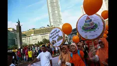 Ikatan alumni gizi (IKAZI) menggelar aksi kampanye konsumsi buah dan sayuran di kawasan Bundaran HI, Jakarta, Minggu (25/1/2015). (Liputan6.com/Faizal Fanani)