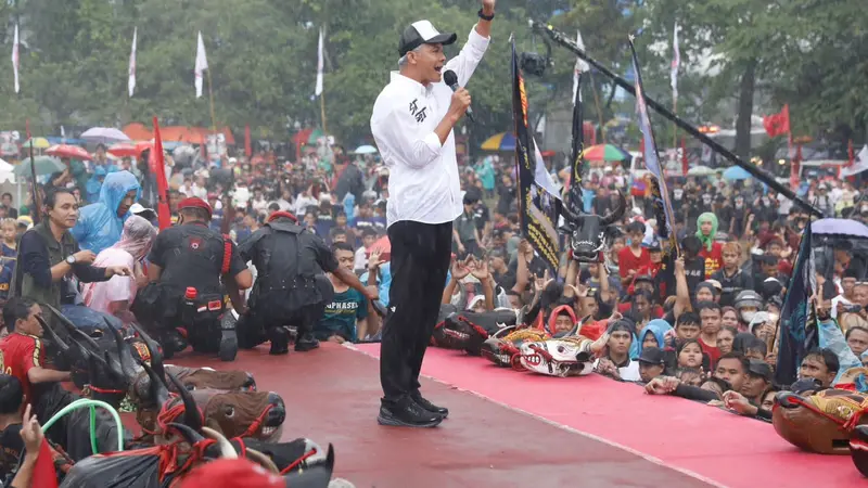 Capres nomor urut 3, Ganjar Pranowo saat menghadiri kampanye di Lapangan Kedungkandang Selatan, Malang, Jawa Timur, Selasa (20/1/2024).