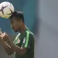 Pemain Timnas Indonesia, Muhammad Hargianto, menyundul bola saat latihan di Stadion Wibawa Mukti, Jawa Barat, Selasa (6/11). Latihan ini merupakan persiapan jelang Piala AFF 2018. (Bola.com/Vitalis Yogi Trisna)