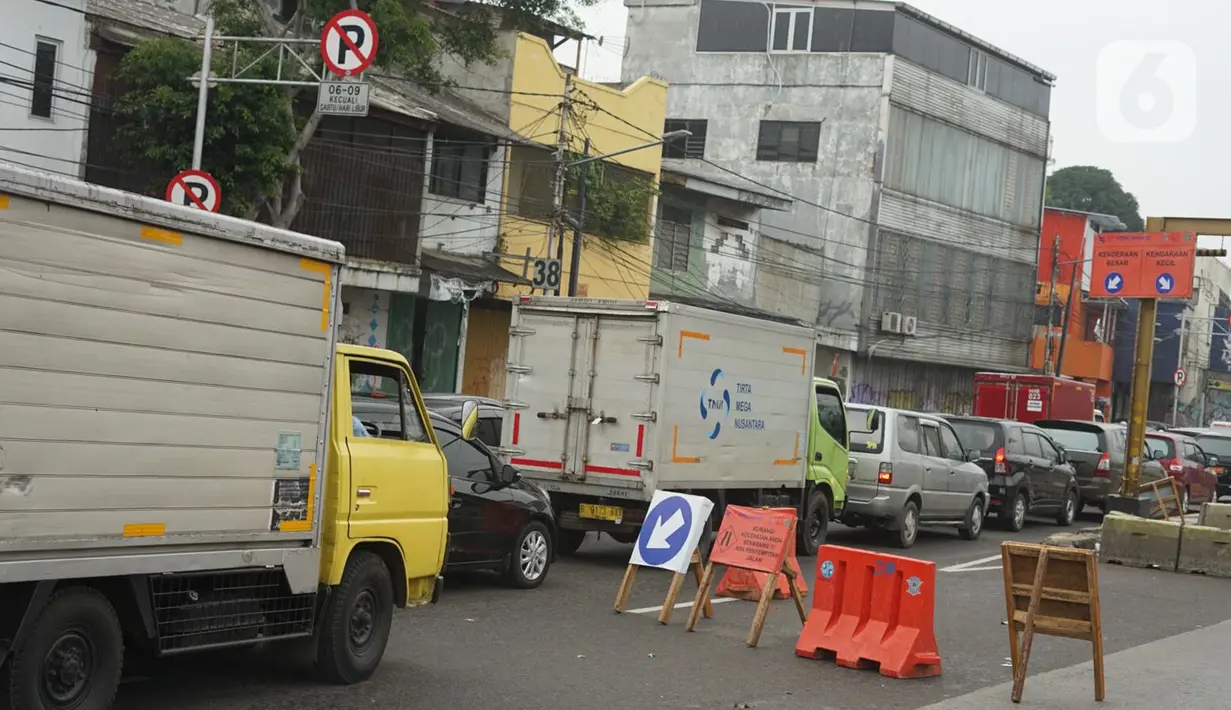 Kendaraan terjebak macet di dekat terowongan Senen yang ditutup sementara di Jakarta, Senin (4/5/2020). Penutupan terowongan dari arah Cempaka Putih menuju ke Monas tersebut dilakukan selama 10 hari karena adanya proyek pengerjaan Underpass Senen Extension. (Liputan6.com/Immanuel Antonius)
