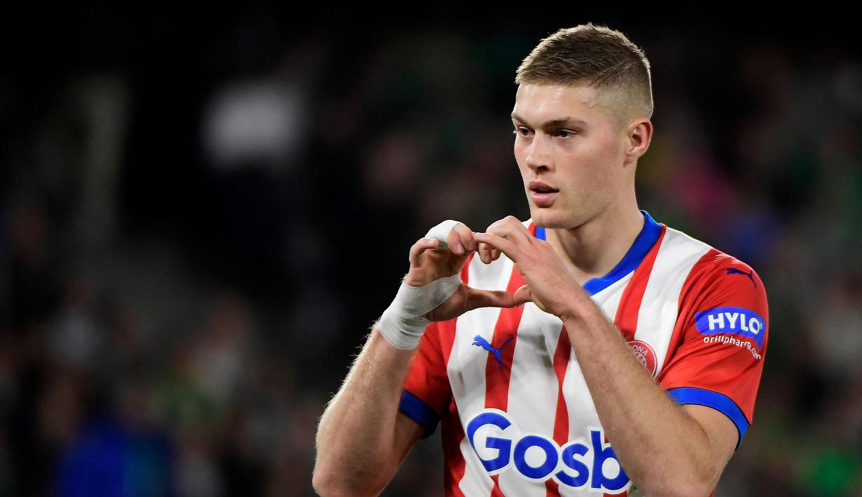 Pemain Girona, Artem Dovbyk melakukan selebrasi setelah mencetak gol ke gawang Real Betis pada laga lanjutan Liga Spanyol 2023/2024 di Benito Villamarin Stadium, Sevilla, Spanyol, 31 Desember 2023. (AFP/Cristina Quicler)