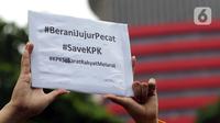 Mahasiswa yang tergabung dalam Aliansi BEM SI melakukan aksi unjuk rasa di kawasan Kuningan Persada sekitar Gedung Merah Putih KPK, Jakarta, Rabu (16/6/2021). Mereka menolak pelemahan KPK melalui TWK yang berujung penonaktifan 75 pegawai termasuk beberapa penyidik. (Liputan6.com/Helmi Fithriansyah)