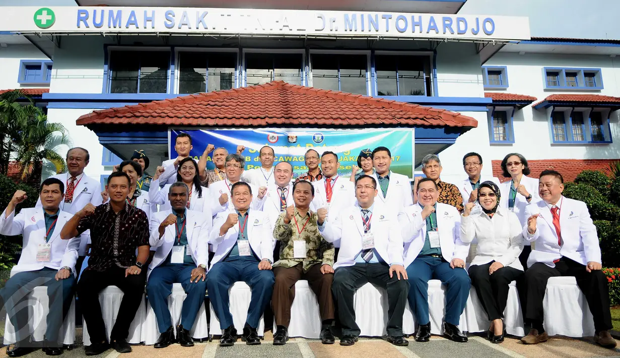 Pasangan Cagub Cawagub DKI Jakarta 2017 Agus Harimurti Yudhoyono dan Sylviana Murni foto berama dengan tim dokter saat akan menjalani tes kesehatan di RSAL Dr. Mintoharjo, Jakarta, Sabtu (24/9). (Liputan6.com/Gempur M Surya). 