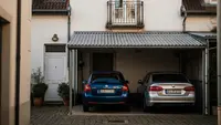 7 Desain Rumah Kecil di Gang Tapi Punya Garasi 2 Mobil dengan Konsep Modern dan Efisien