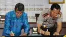 Kerjasama yang akan berakhir pada tahun ini tersebut diteken Ketua Ombudsman RI Danang Girindrawardana dan Kapolri Jenderal Pol Sutarman, Jakarta, (9/9/14). (Liputan6.com/Andrian M Tunay)