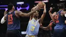 Aksi pemain Los Angeles Lakers, Corey Brewer (tengah) melewati adangan dua pemain Oklahoma City Thunder pada laga NBA basketball game di Staples Center, Los Angeles, (3/1/2018). Lakers kalah 96-133. (AP/Jae C. Hong)
