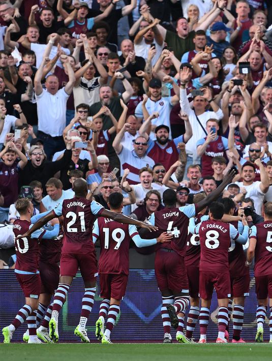 Pemain West Ham melakukan selebrasi setelah Lucas Paqueta mencetak gol ketiga timnya ke gawang Chelsea pada laga pekan kedua Liga Inggris 2023/2024 di London Olympic Stadium, London, Minggu (20/08/2023) malam WIB. (AFP/Justin Tallis)